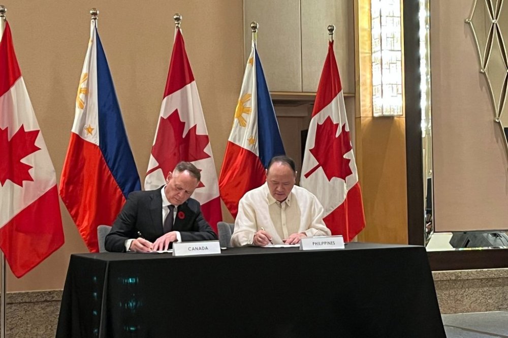 Canadian Defense Minister, David McGuinty and Philippine Defense Secretary Gilberto Teodoro Jr. sign an agreement in Manila, Sunday, Nov. 2, 2025. (AP Photo/Jim Gomez)