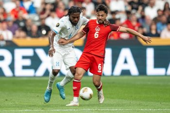 Honduras' Cristopher Melendez, left, and Canada's Mathieu Choiniere (6) vie for the ball during the first half of a CONCACAF Gold Cup soccer match in Vancouver, on Tuesday, June 17, 2025. THE CANADIAN PRESS/Ethan Cairns