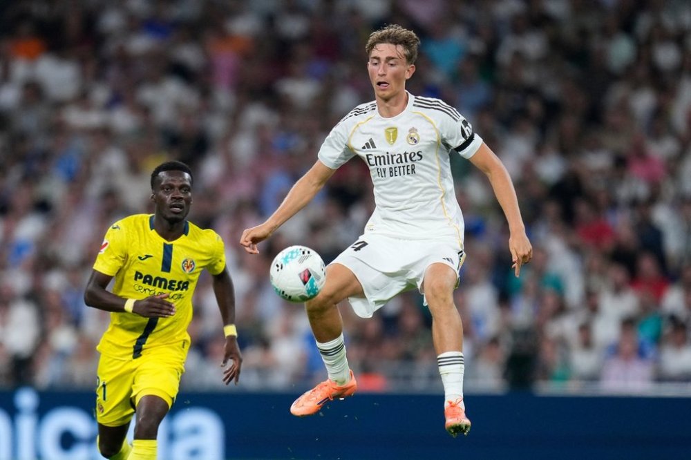 Real Madrid's Dean Huijsen, right, and Villarreal's Tani Oluwaseyi challenge for the ball during the Spanish La Liga soccer match between Real Madrid and Villarreal at the Santiago Bernabeu stadium in Madrid, Spain, Saturday, Oct. 4, 2025. (AP Photo/Manu Fernandez)