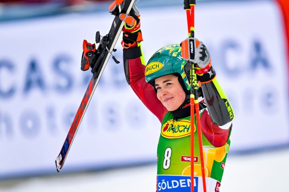 Austria's Julia Scheib celebrates winning an alpine ski, women’s World Cup giant slalom, in Soelden, Austria, Saturday, Oct. 25, 2025. Gian Ehrenzeller/Keystone via AP)