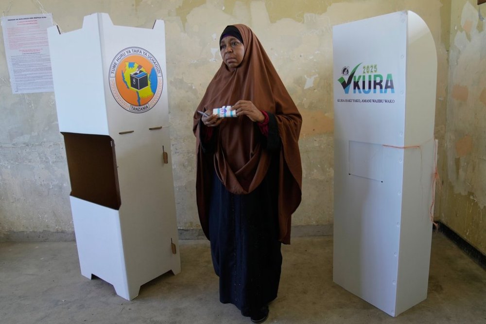 A woman casts her vote during the general elections at Mpendaye polling station in Zanzibar, Tanzania, Wednesday, Oct. 29, 2025. (AP Photo/Brian Inganga)
