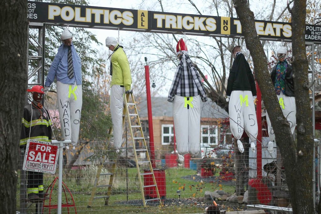 Halloween display depicting politicians hanging from gallows taken down in Manitoba