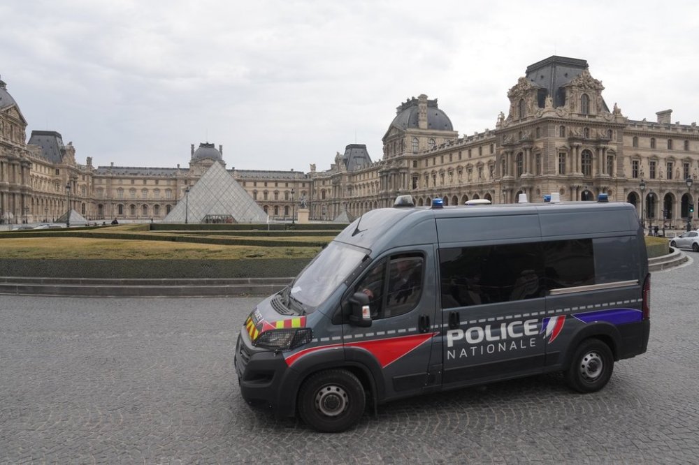 A police van patrols in the courtyard of the closed Louvre museum after a robbery Sunday, Oct. 19, 2025 in Paris. (AP Photo/Thibault Camus)