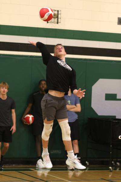 Connor O’Greysik serves during Neelin Spartans JV boys volleyball practice on Tuesday. The team heads to provincials in Neepawa on Thursday. (Thomas Friesen/The Brandon Sun)