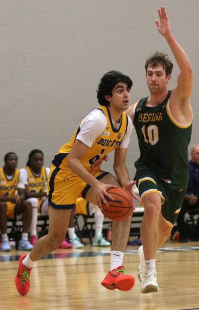 Arjun Hehar of the Brandon University Bobcats drives against the Regina Cougars during their Canada West men’s basketball game at the Healthy Living Centre on Friday. (Thomas Friesen/The Brandon Sun)