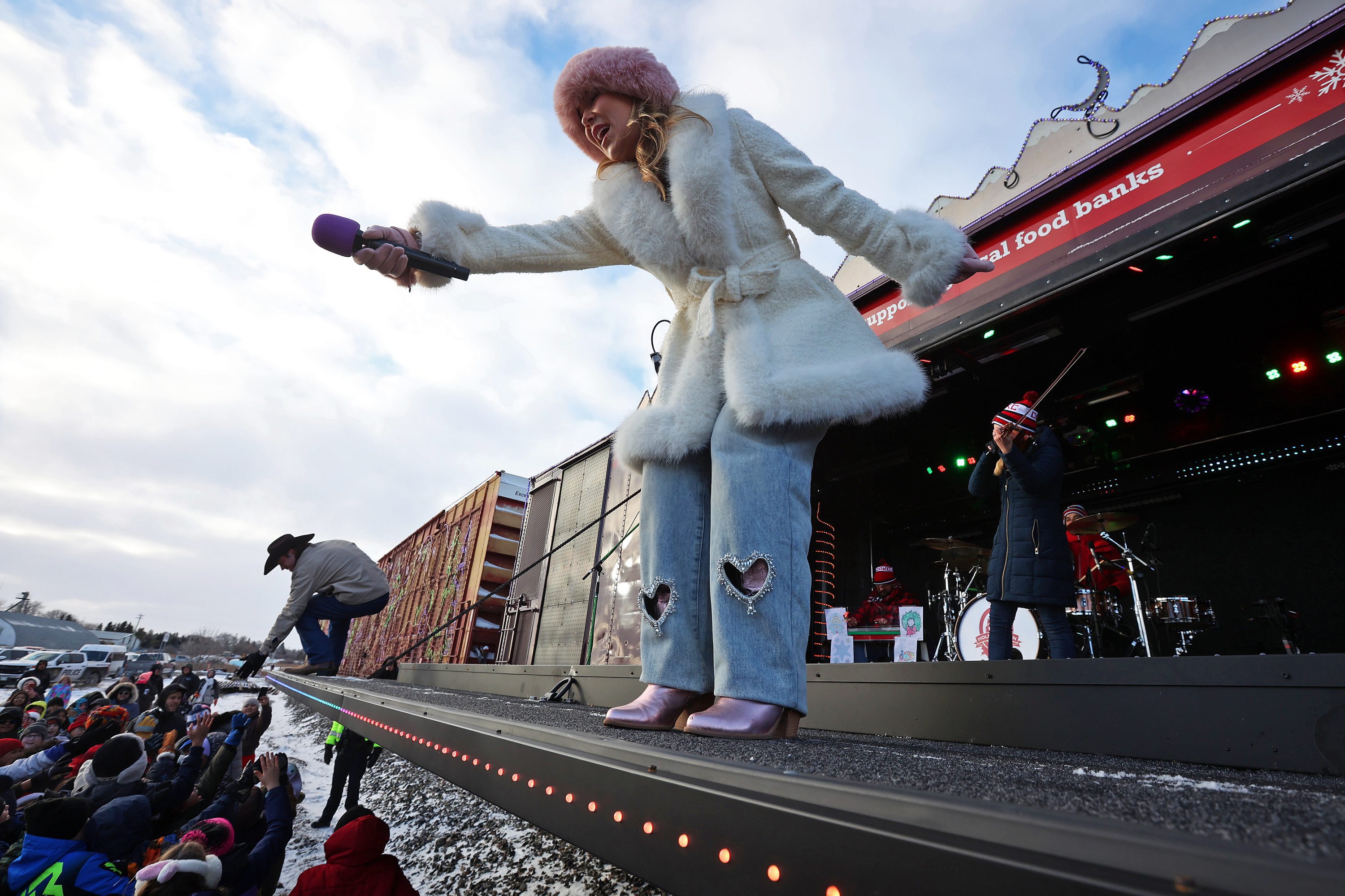 Holiday train dazzles the kids in Westman – Brandon Sun