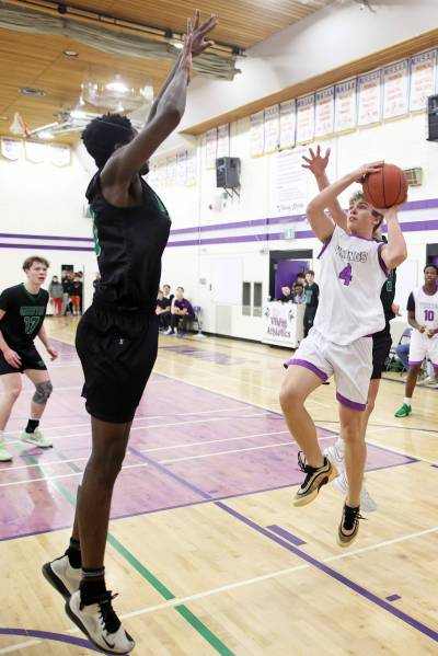 Jordan Nichol (4) of the Vincent Massey Vikings leaps for a shot on the net during the Vikings match against the Martin Monarchs at VMHS on Friday. (Tim Smith/The Brandon Sun)
