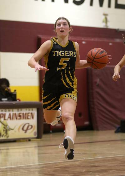 Neepawa Tigers guard Rhea Koshel drives to the hoop against the Crocus Plainsmen during the first game of the Early Bird varsity girls basketball tournament on Friday. (Thomas Friesen/The Brandon Sun)