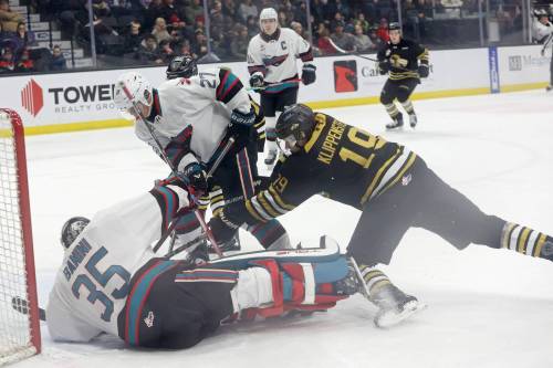 Carter Klippenstein (19) of the Brandon Wheat Kings tries to poke the puck past goalie Josh Banini (35) of the Kelowna Rockets. (Tim Smith/The Brandon Sun)
