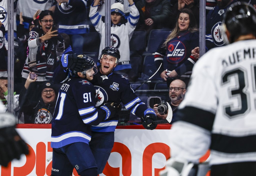 Jonathan Toews plays first game in Chicago since joining Winnipeg Jets