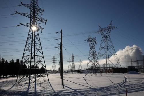 Hydro lines lead away from the Manitoba Hydro Brandon Generating Station. (Tim Smith/The Brandon Sun files)