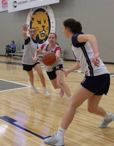 Madi Schettler stretches out to catch a backdoor pass during Brandon University women&rsquo;s basketball practice on Wednesday. (Thomas Friesen/The Brandon Sun)