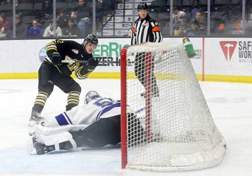 Wheat Kings forward Nicholas Johnson (62) tries to get a shot past Victoria Royals netminder Ethan Eskit (62). (Tim Smith/The Brandon Sun)