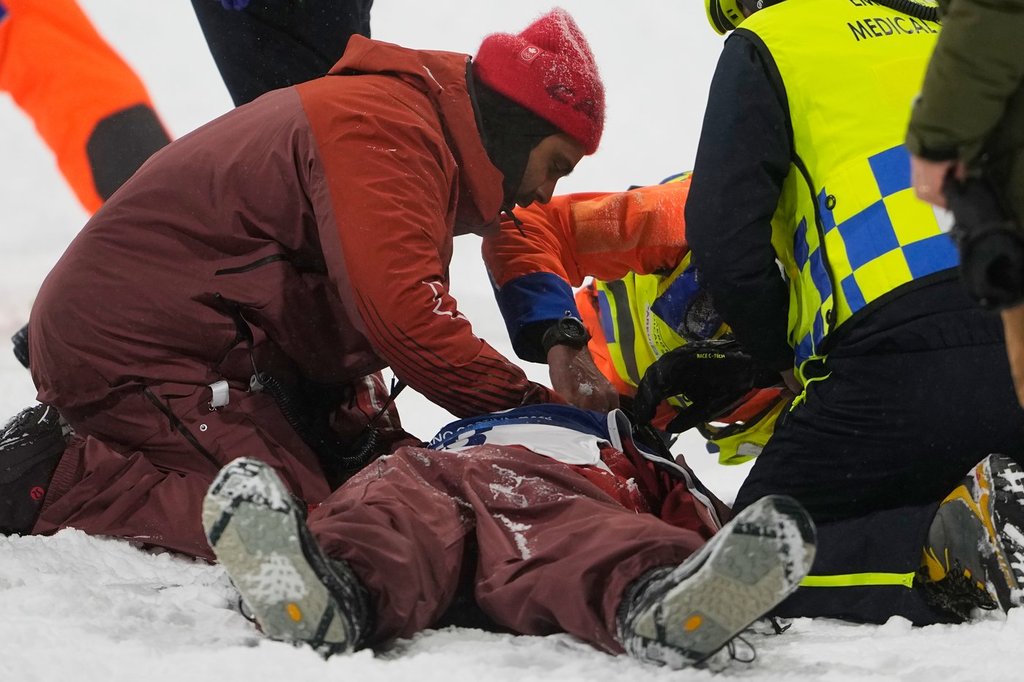 Canada’s McMorris takes nasty fall and is stretchered off in pre-Olympic snowboard training