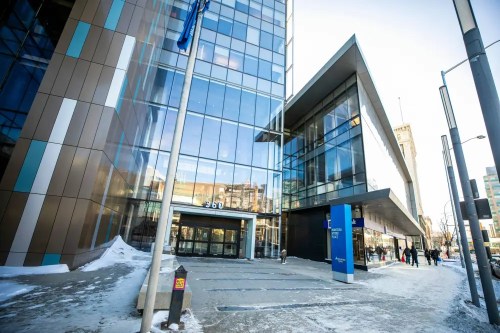 Manitoba Hydro Place was closed to the public after an employee was assaulted by a man with a knife inside the building, Friday. The Crown corporation plans to deploy institutional safety officers at its downtown headquarters. (Mikaela MacKenzie/Winnipeg Free Press)