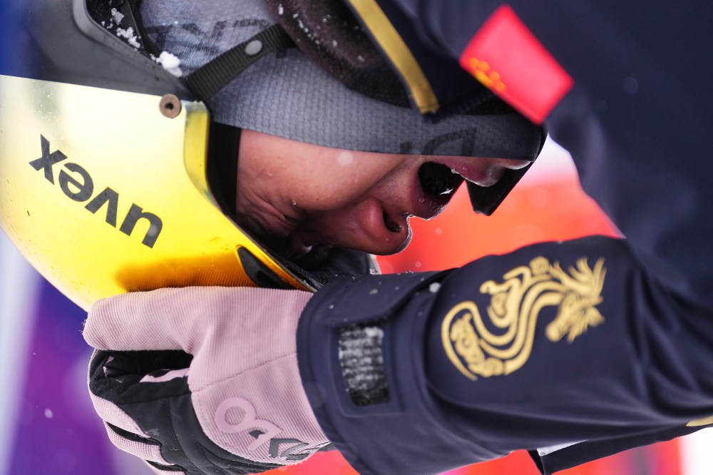 2026年2月21日土曜日、イタリアのリヴィーニョで開催された2026年冬季オリンピックのフリースタイルスキー混合チームエアリアル決勝での墜落後に反応する中国の李天馬(1勝3敗)。(AP写真/リンゼイ・ワッソン)