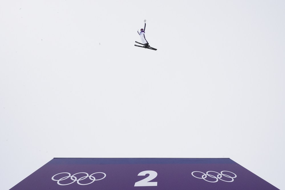 2026年2月21日土曜日、イタリアのリヴィーニョで開催される2026年冬季オリンピックのフリースタイルスキー混合チームエアリアル決勝戦の前に練習する米国のコナー・カラン(5勝2敗)。(AP写真/リンゼイ・ワッソン)