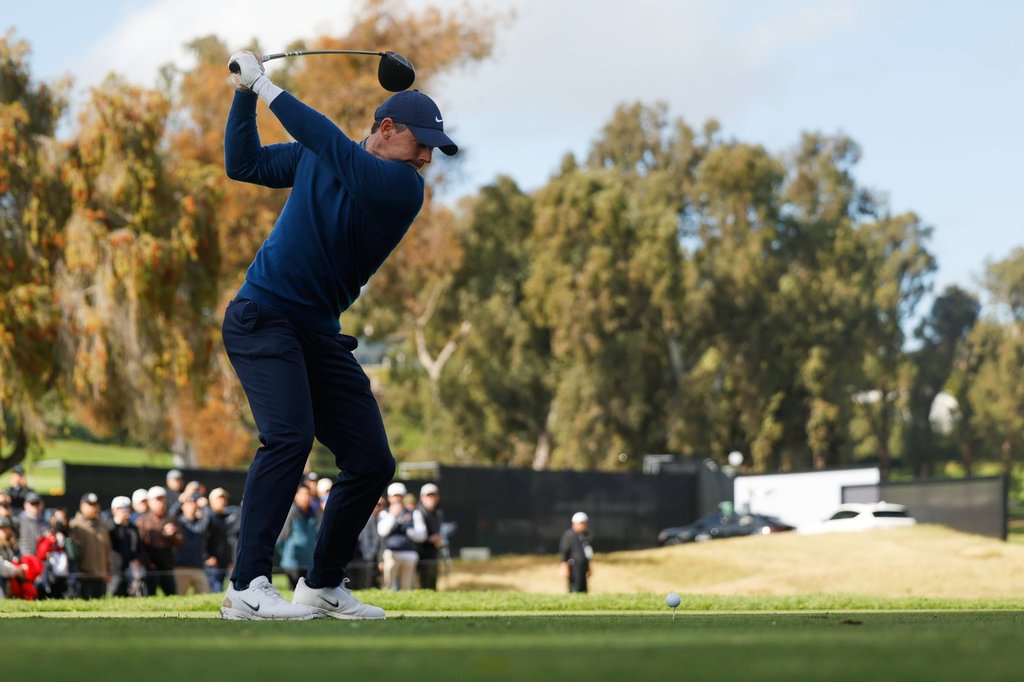 Rory McIlroy handles the rain and then wind to share clubhouse lead at Riviera – Brandon Sun