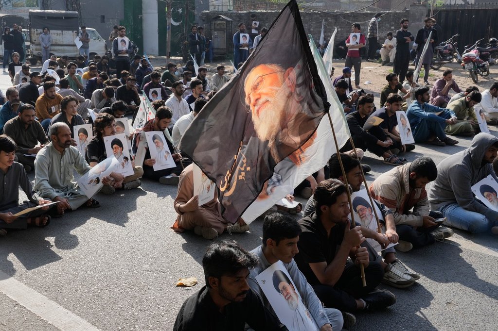 At least 9 killed as Shiites storm US Consulate in Pakistan over killing of Iran’s supreme leader