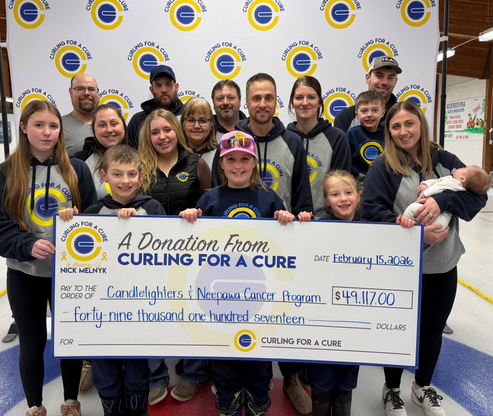 Curling for a Cure は、キャンドルライターズ小児がん支援グループとニーパワ地域がんプログラムに合計 49,117 ドルを寄付しました。 （供給）
