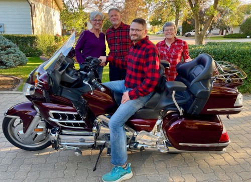 Dinner theatre dishes up light comedy