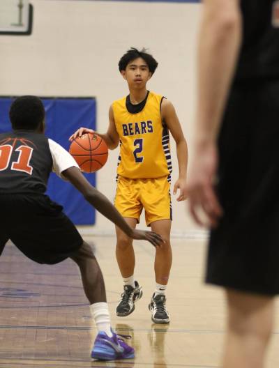 Virden Golden Bears Jace Fernandez dribbles up the court against the Leo Remillard Renards at AAA junior varsity boys&rsquo; basketball provincials in Winnipeg on Thursday. The top-ranked Renards won 100-49 to advance to the semifinals. (Thomas Friesen/The Brandon Sun)