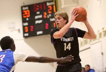 Vincent Massey Vikings Callum Brosseau looks to pass against the Churchill Bulldogs during their AAAA varsity boys' provincial basketball quarterfinal in Winnipeg on Saturday. (Thomas Friesen/The Brandon Sun)