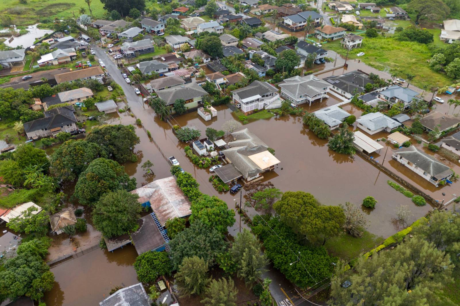 Hawaii floods force evacuation of over 5,500