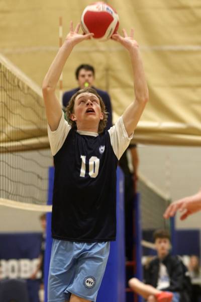 Brandon Volleyball Club&rsquo;s Tarron Basaraba sets during the BVC Classic 15U boys&rsquo; tournament on Sunday. (Thomas Friesen/The Brandon Sun)