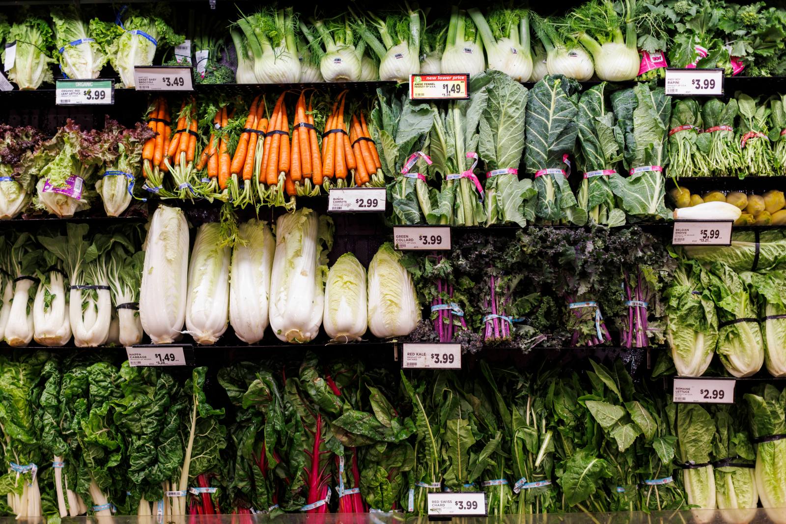 Metro fruit and vegetable distribution centre employees on strike in Quebec