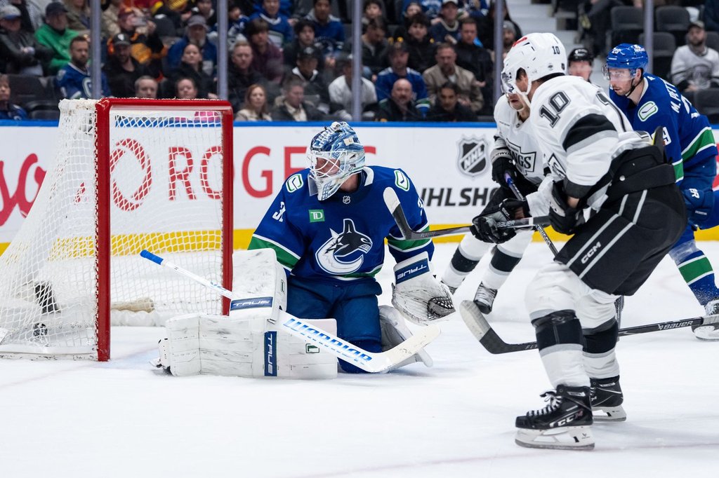 Kuemper posts 19-save shutout, Los Angeles Kings blank Vancouver Canucks 4-0