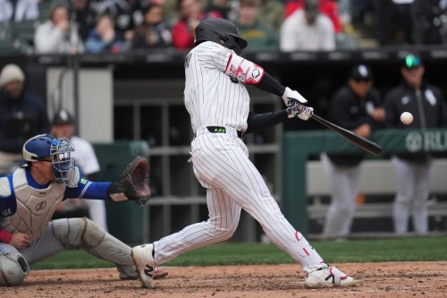 Chicago White Sox's Munetaka Murakami (5) hits a two-run home run during the sixth inning of a baseball game against the Toronto Blue Jays, Saturday, April 4, 2026, in Chicago. (AP Photo/Erin Hooley)