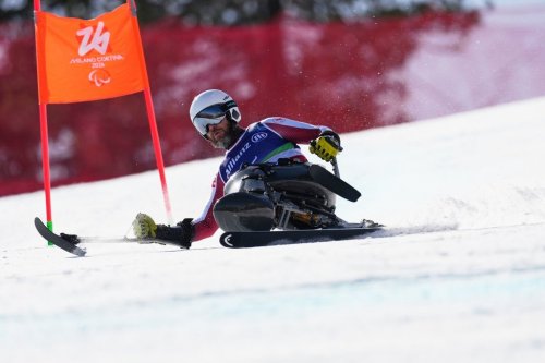 Kurt Oatway, of Canada, competes in the alpine skiing men's downhill sitting competition at the 2026 Winter Paralympics, in Cortina d'Ampezzo, Italy, Saturday, March 7, 2026. (AP Photo/Evgeniy Maloletka)