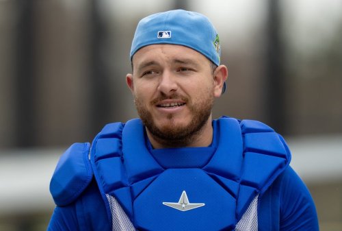 Toronto Blue Jays catcher Alejandro Kirk walks to a bullpen session at spring training in Dunedin, Fla., on Feb. 11, 2026. THE CANADIAN PRESS/Frank Gunn