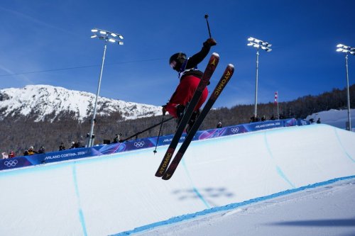 Canada's Amy Fraser competes during the women's freestyle skiing halfpipe final at the 2026 Winter Olympics, in Livigno, Italy, Sunday, Feb. 22, 2026. (AP Photo/Julia Demaree Nikhinson)