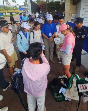 Vancouverâs Leah John signs autographs after the second round of Blue Bay LPGA at Hainan Island, China, on March 6, 2026 THE CANADIAN PRESS/Handout - Jeff Dykeman (Mandatory Credit)