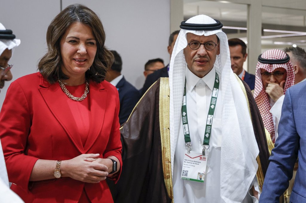 Alberta’s ‘infamous’ gold-coloured cat statue sparks legislature hissing match