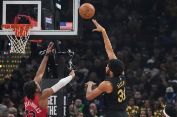 Cleveland Cavaliers centre Jarrett Allen (31) shoots next to Toronto Raptors forward Collin Murray-Boyles (12) in the first half in Game 7 of a first-round NBA basketball playoffs series in Cleveland, Sunday, May 3, 2026. (AP Photo/Sue Ogrocki)