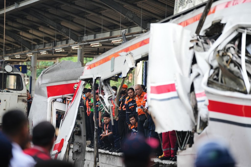 Deaths in Indonesia train crash climb to 14