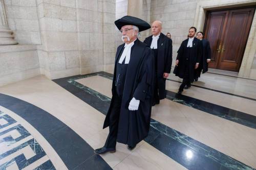 Speaker Tom Lindsey heads toward the Manitoba Legislative Assembly chamber for question period on Wednesday. Earlier this week, Lindsey banned MLAs from calling one another a &ldquo;bigot,&rdquo; &ldquo;homophobe,&rdquo; &ldquo;racist,&rdquo; &ldquo;misogynist&rdquo; or &ldquo;transphobe&rdquo; in the chamber. (Mike Deal/Winnipeg Free Press)