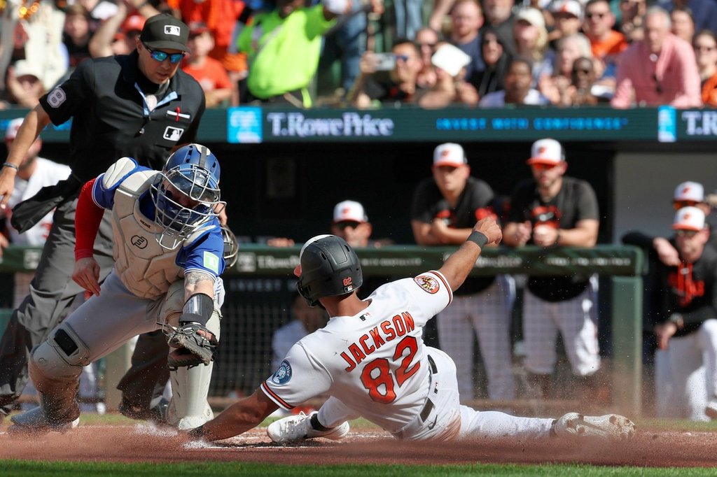 Orioles score five runs in ninth to stun Blue Jays 6-5