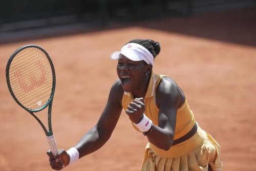 Canada's Victoria Mboko celebrates beating New Zealand's Lulu Sun during their first round match of the French Tennis Open, at the Roland-Garros stadium, in Paris, Sunday May 25, 2025. (AP Photo/Christophe Ena)