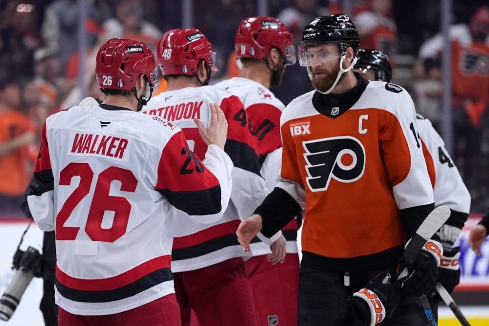 2026年5月9日土曜日、フィラデルフィアで開催されるNHLホッケースタンレーカッププレーオフシリーズの第4戦後に対戦するフィラデルフィア・フライヤーズのショーン・クチュリエ（右）とカロライナ・ハリケーンズのショーン・ウォーカー。 (AP写真/マット・スローカム)