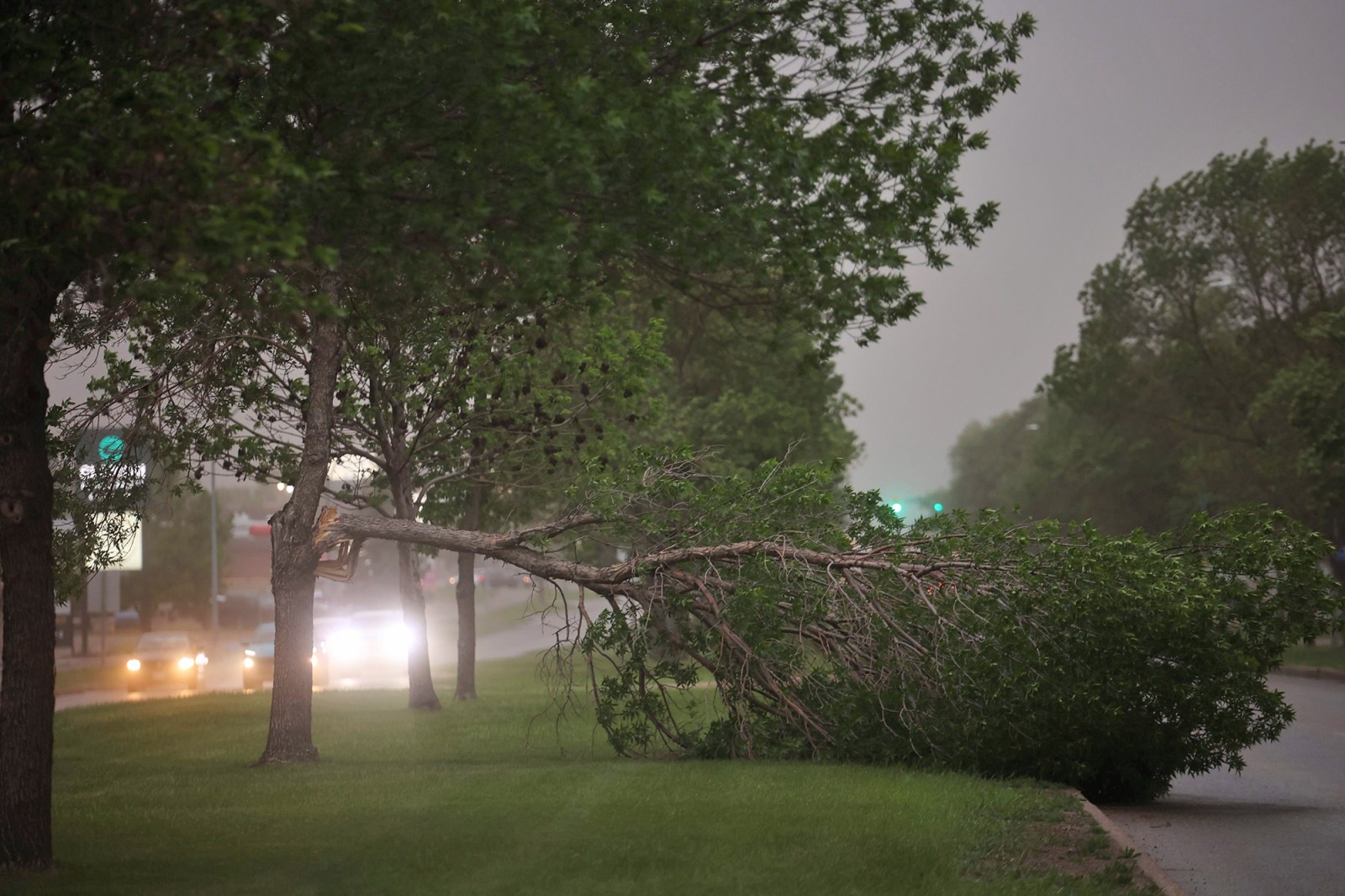 Storm systems bring damaging high winds, dust and rain to Manitoba, Saskatchewan