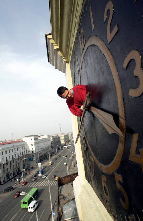 Technician Oleg Ryabtsev performs maintenance work on a clock in Minsk, Belarus, in March 2008 on the day before clocks moved an hour ahead for seven months of daylight-saving summer time. Reader Ron Toews has some issues with the recent EngageMB survey to gauge Manitobans&rsquo; opinions on changing their clocks twice a year. (The Associated Press files)