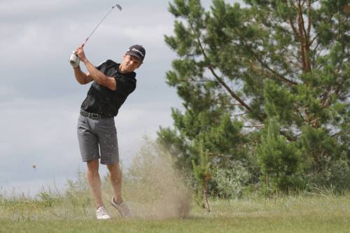 Braxton Kuntz hits a shot off of the hardpan rough right of a fairway at Shilo Country Club during the Golf Manitoba junior championship in 2021. While fairly open, the spot is prone to imperfect lies that golfers trying to shoot a legitimate score must deal with. (Thomas Friesen/The Brandon Sun)