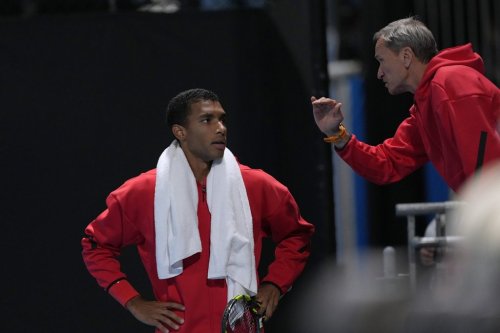 Frédéric  Fontang, right, coach of Félix Auger-Aliassime of Canada, gestures as they talk during a break in the second-round match against Alejandro Davidovich Fokina of Spain at the Australian Open tennis championship in Melbourne, Australia, Wednesday, Jan. 15, 2025. (AP Photo/Asanka Brendon Ratnayake)