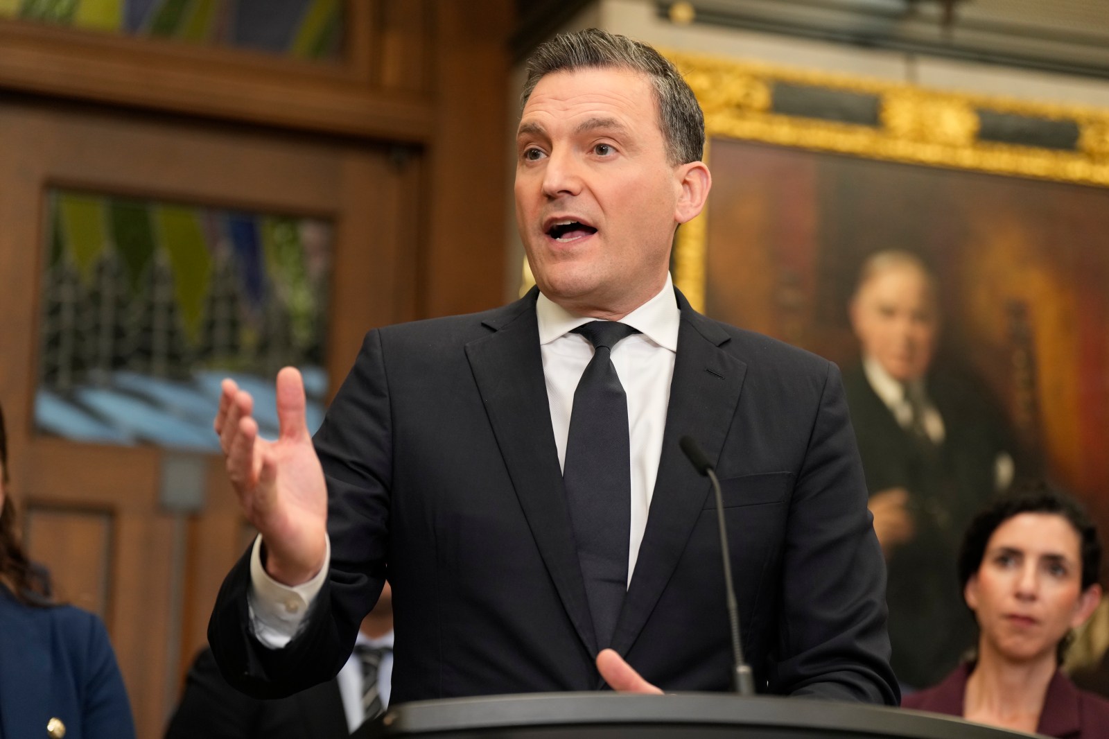 Human or AI bot? Ottawa consulting on transparency of AI systems
