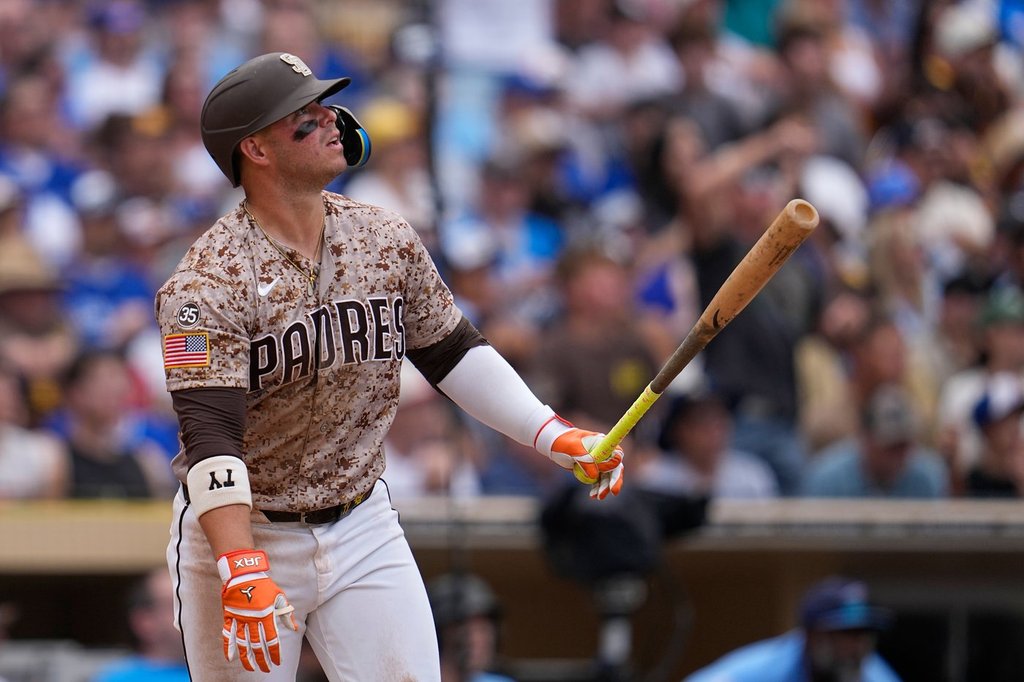 Machado leads late rally as Padres beat Blue Jays 5-4