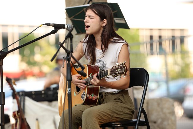 Brandon musician Jade performs for music lovers at Music in the Park at Princess Park in Brandon on Tuesday evening. The evening concert also included the band Until It’s No Fun. (Tim Smith/The Brandon Sun)